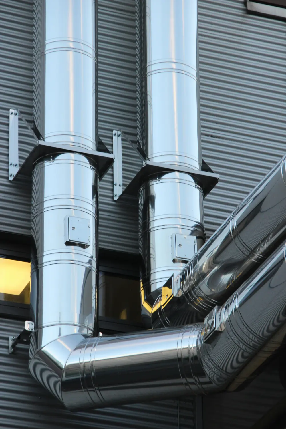 Lajqi & Söhne GmbH – Brandschutz Asbestsanierung Isolierung – Komponenten eines gewerblichen HVAC-Systems (Heizung, Lüftung und Klimaanlage), typischerweise in Einzelhandelsflächen, Restaurants oder modernen Büros zu finden