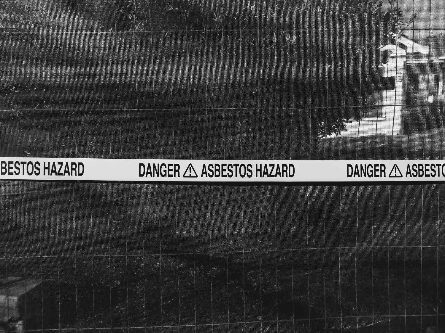 Lajqi & Söhne GmbH - Brandschutz Asbestsanierung Isolierung - Dieses Bild zeigt ein Warnband, das auf eine Gefahr durch Asbest hinweist.