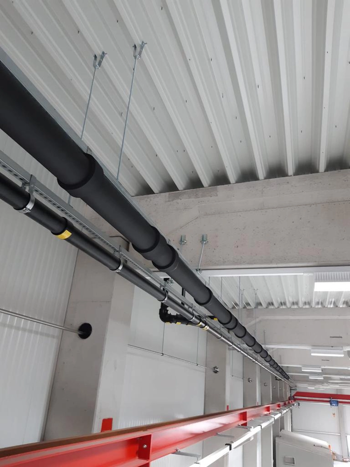 Lajqi & Söhne GmbH – Brandschutz Asbestsanierung Isolierung – Komponenten eines gewerblichen HVAC-Systems (Heizung, Lüftung und Klimaanlage), typischerweise in Einzelhandelsflächen, Restaurants oder modernen Büros zu finden